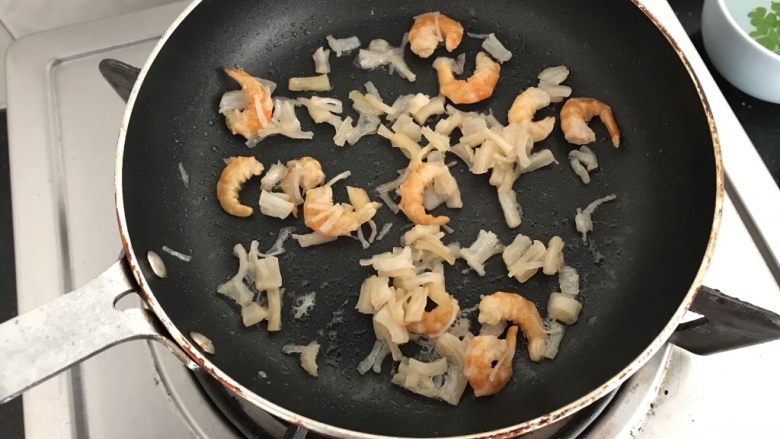 瑶柱虾米蒸水蛋,另起小锅，放一点点油把瑶柱虾米炒香
这样蒸出来味道更香更鲜美，而且腥味大减
