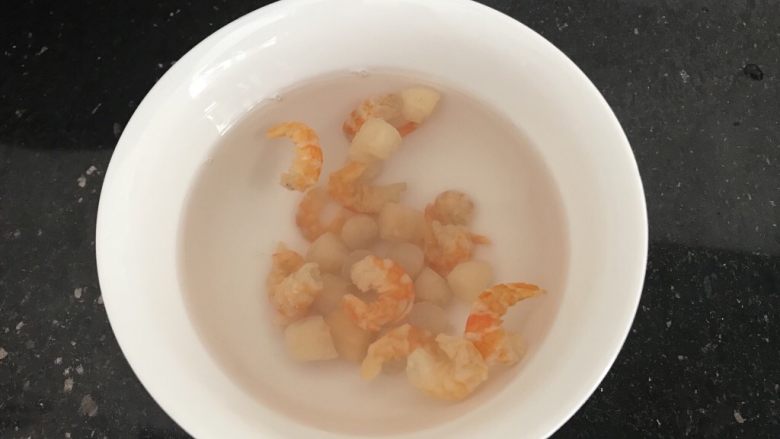 瑶柱虾米蒸水蛋,瑶柱虾米洗净用温水泡软个