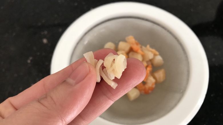 瑶柱虾米蒸水蛋,宝宝吃的话，瑶柱可以捏碎，这样也更好释放香味
泡软后把瑶柱虾米的水不要倒掉，留下加入蛋液味道很鲜美哟