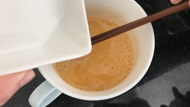 瑶柱虾米蒸水蛋,再加入温水（水和蛋液的比例约2:1）搅拌均匀备用