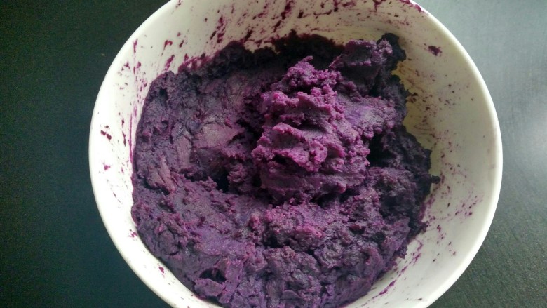 紫薯饼,蒸熟，取出，加<a style='color:red;display:inline-block;' href='/shicai/ 3729'>白糖</a>，用勺子压成泥。