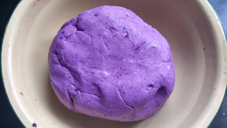 紫薯饼,将糯米粉和紫薯和成光滑的紫薯团，太干的话加适量的水，一点点的加，不要一次加多。
