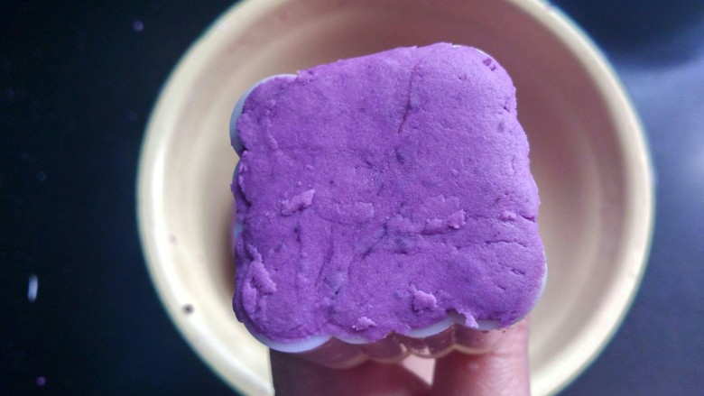 紫薯饼,取大约50g的紫薯团放入模具中，压严实。