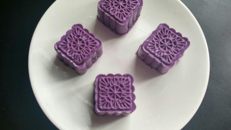 紫薯饼,盘中也刷一层薄薄的油，将模具中的紫薯放入盘中，依次做好。