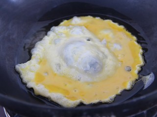 韭菜火腿炒鸡蛋,锅里热油，把鸡蛋放入炒