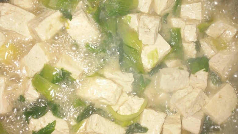 白菜豆腐汤,小火炖煮5分钟加入盐，和香油出锅