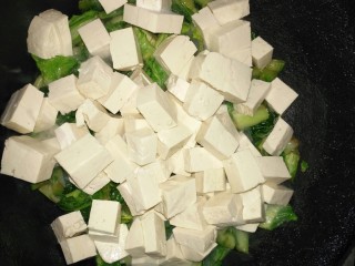 白菜豆腐汤,加入豆腐