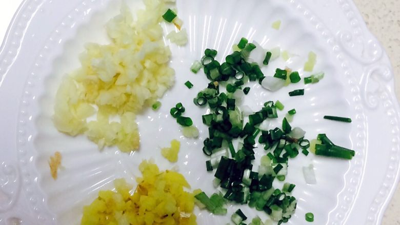 凉拌折耳根,洗净，把大蒜和姜分别切成粒，小葱切成葱花