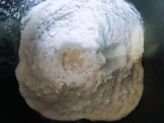 蘑菇小面包,放入高筋面粉，上面用手指戳一个小洞，放入酵母。