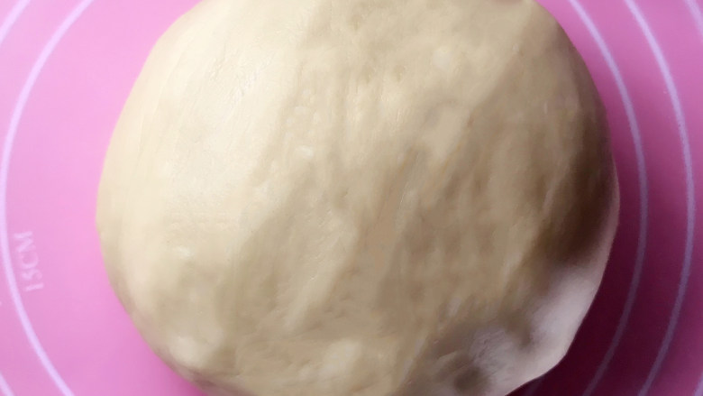 蘑菇小面包,面团盖上保鲜膜，放入烤箱，发酵至两倍大，温度控制在30度左右，旁边放一碗温水。