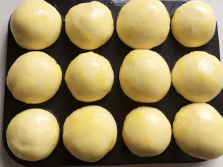 蘑菇小面包,取出模具和水， 面团上刷蛋液。