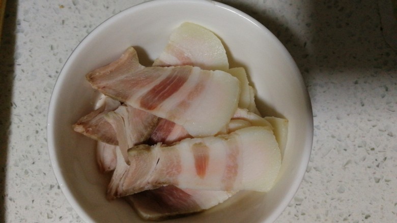 回锅肉（蒜香炒回锅肉）,将蒸熟的五花肉放在冰箱里冷冻10分钟，将其切片，每片（2-3mm）