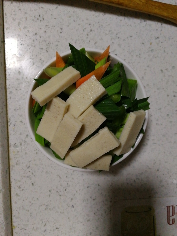 回锅肉（蒜香炒回锅肉）,蒜苗   灯笼椒，红萝卜，千叶豆腐，切成小片，