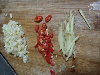 锡纸花甲粉,蒜切末，小米辣切碎，姜切丝备用