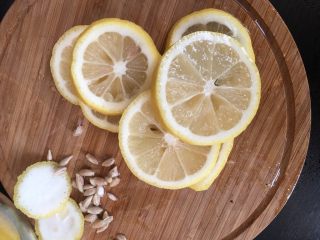 柠檬膏,洗干净的柠檬用厨房纸擦干净水份，切片，去籽（柠檬片不要切太薄，一个柠檬大概切6片左右）