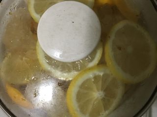 柠檬膏,炖锅里一层柠檬，一层冰糖的叠放，开始炖煮