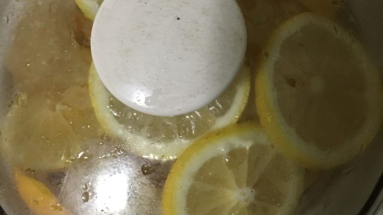 柠檬膏,炖锅里一层柠檬，一层冰糖的叠放，开始炖煮
