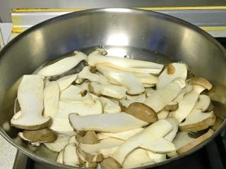 酱香素炒杏鲍菇,焯水可以减少杏鲍菇的水分，蘑菇类的食材都含有大量的水分，焯水可以减少蘑菇中的水分含量，避免炒制过程中出水太多，同时也缩短了蘑菇在锅里受热的时间，避免更多的营养成分被破坏掉。
