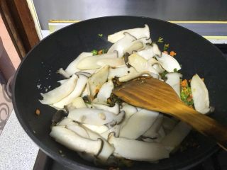 酱香素炒杏鲍菇,加入杏鲍菇片，加入0.5小匙盐和鸡精。