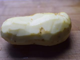 迷迭香烤土豆翅,土豆洗净去皮。