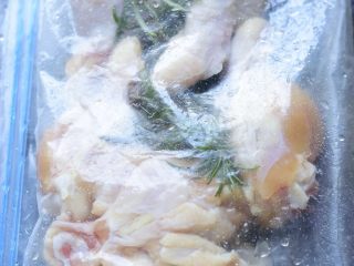迷迭香烤土豆翅,按摩均匀后装入食品保鲜袋。放入冰箱保存一小时以上。
