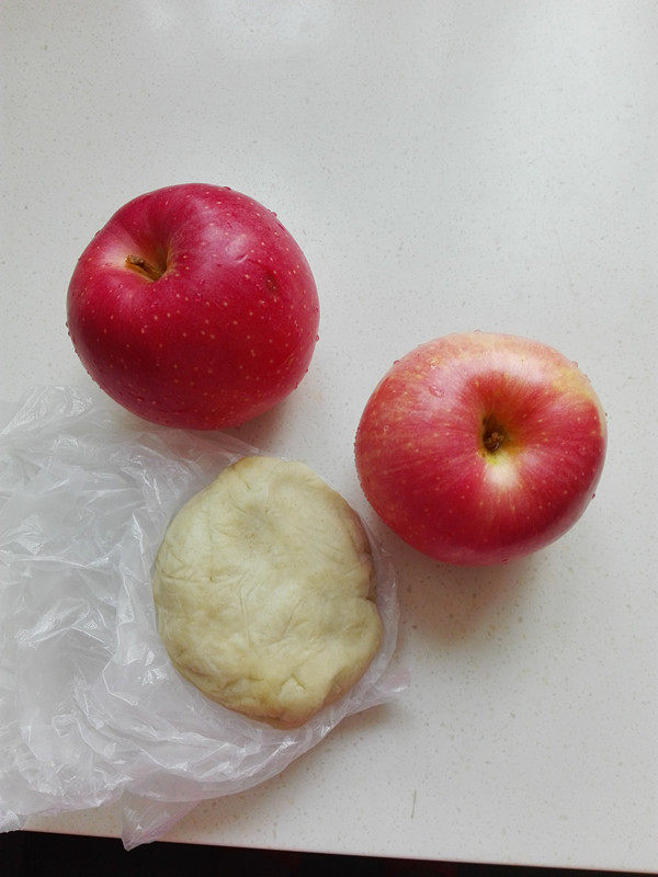 苹果玫瑰花,准备苹果、派皮，冷冻的派皮提前取出化冻