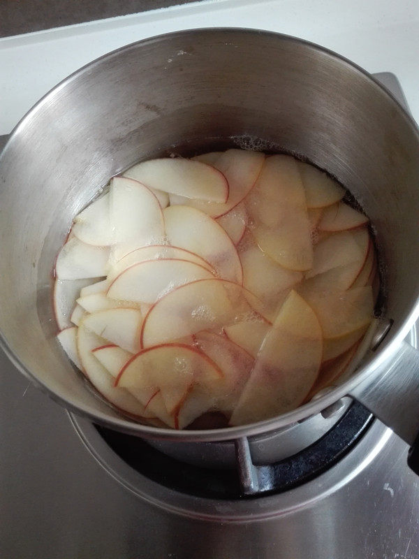 苹果玫瑰花,晃动锅子，让苹果片全部浸在水中，不要用工具；最多煮一分钟，一变软就离火