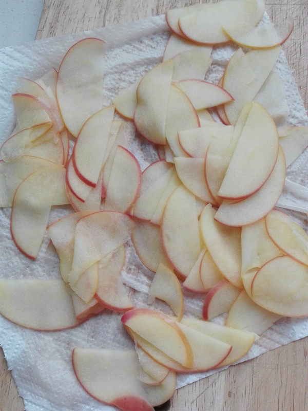 苹果玫瑰花,快速捞出苹果片，放在厨房纸上洗净水分