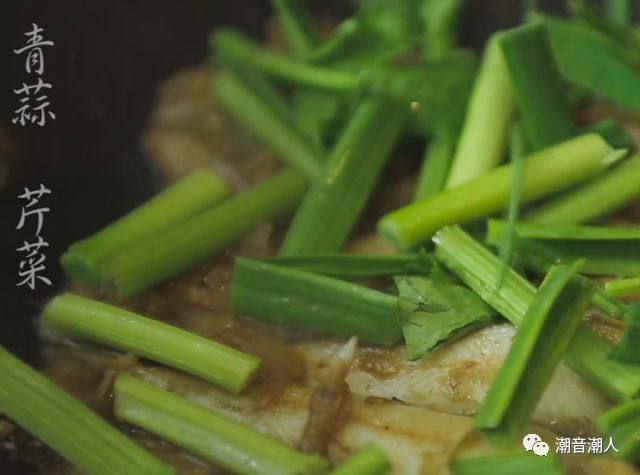 冬菜煮沙尖鱼,❥ 最后撒上切好的青蒜和芹菜，让其味道更香
