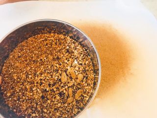 宝宝辅食-香菇粉,打好之后用漏网在过滤出细粉末、因为给宝宝吃所以必须打至精细