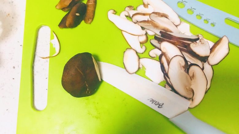 宝宝辅食-香菇粉,将控好水分的香菇切薄片备用，切的过程切勿着急，容易造成裂缝，香菇切片要不薄不厚为最佳
