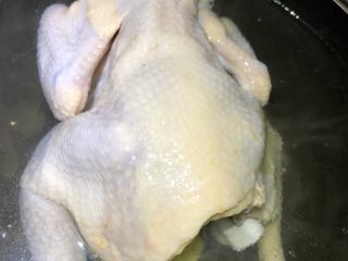 一鸡两吃,等盐化开后放入鸡和鸡脚，大火烧开转中小火炖12分钟。