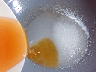 蔓越梅核桃沙琪玛,开始熬糖浆：将20克水和130克白糖放入锅里，加入135克麦芽糖浆，小火慢熬。