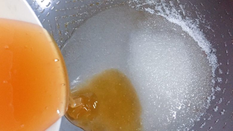 蔓越梅核桃沙琪玛,开始熬糖浆：将20克水和130克白糖放入锅里，加入135克麦芽糖浆，小火慢熬。