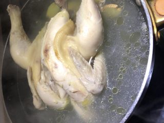 一鸡两吃,12分钟后已经将鸡翻面，再炖12分钟，即可将鸡装出。鸡汤备用。