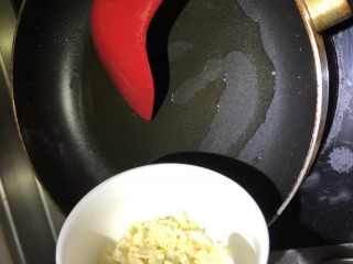 一鸡两吃,另起一锅，锅中放入少许底油，放入蒜泥煸香。