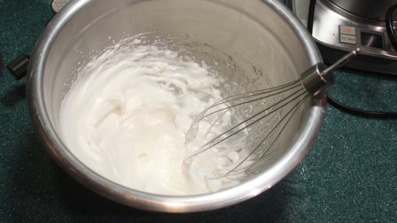 纸煎戚风蛋糕,用打蛋器将蛋白打到硬式发泡。
