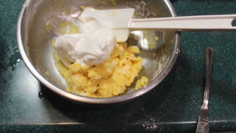 纸煎戚风蛋糕,分3次将打好的蛋白和蛋黄糊拌匀。