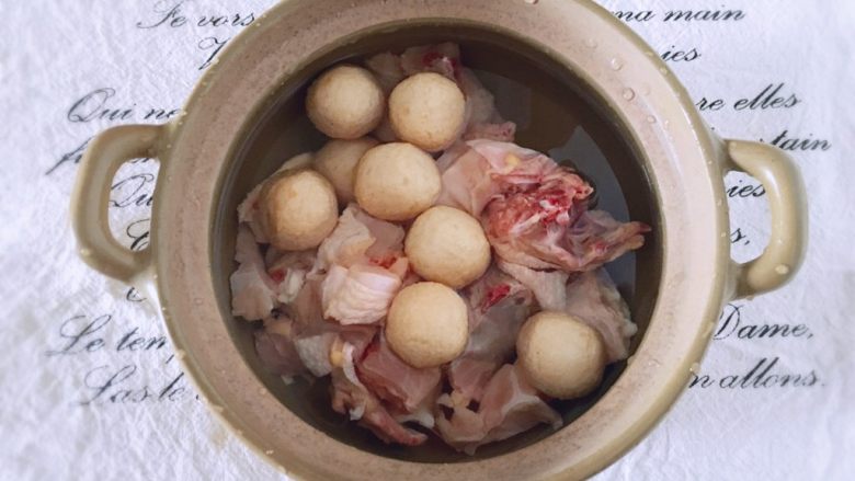 米饭杀手一一咖喱土豆鱼丸炖鸡肉,砂锅中加入清水，放入土豆和鸡肉