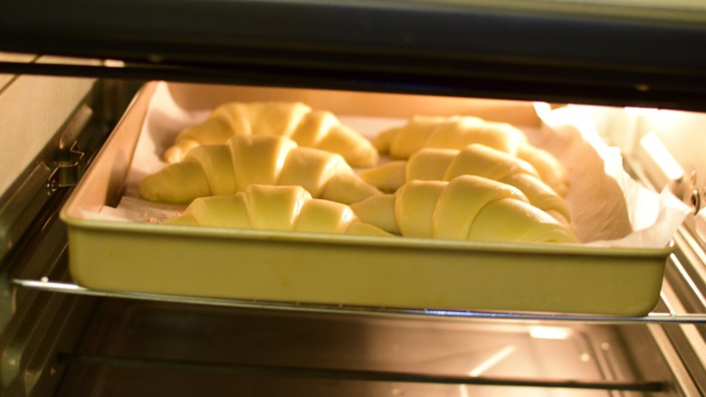可颂牛角包,烤箱预热185度，中层，烤20分钟左右