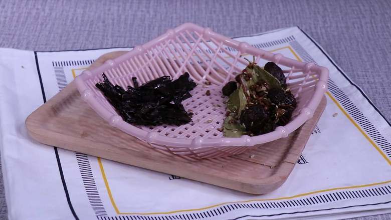 最正宗的辣椒油制作方法,浸泡后的紫草和香料捞出完全沥干水份