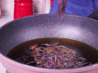 最正宗的辣椒油制作方法,加入沥干水份的紫草