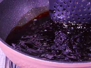最正宗的辣椒油制作方法,利用油的温度把紫草炸出颜色，这时候油已经开始变成红色了