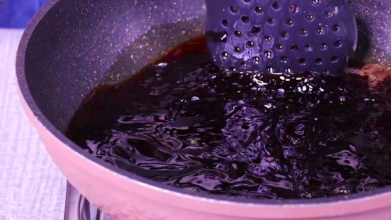 最正宗的辣椒油制作方法,利用油的温度把紫草炸出颜色，这时候油已经开始变成红色了