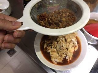 一鸡两吃,将熬好的汤料过滤浇在撕好的鸡肉上。