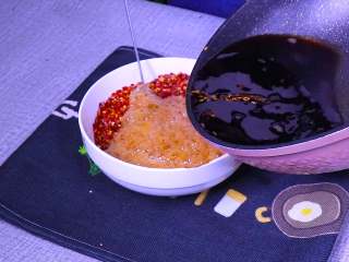 最正宗的辣椒油制作方法,淋入热油，热油刚好没过辣椒粉即可