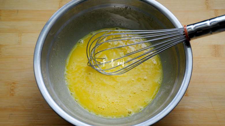香浓蛋奶黄金豆,<a style='color:red;display:inline-block;' href='/shicai/ 59311'>鸡蛋液</a>搅打到散开就行了，不用搅打到打发状态，搅拌的目的是为了将白砂糖完全融化，而不是为了打发。