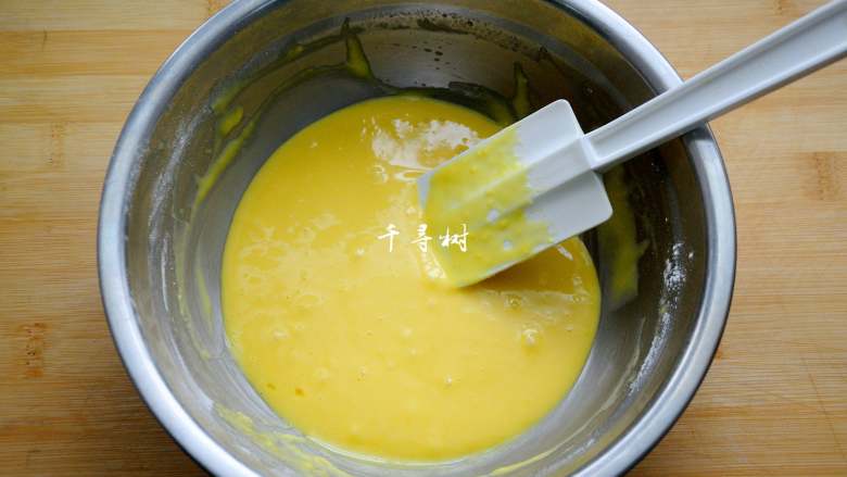香浓蛋奶黄金豆,面盆太小，蛋抽施展不开，改用了刮刀，采用翻拌或是切拌的方式，搅拌成细腻光滑的面糊。
