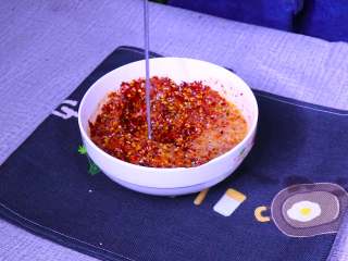 最正宗的辣椒油制作方法,边淋油边搅拌