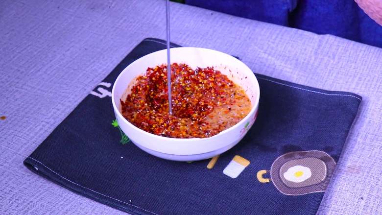 最正宗的辣椒油制作方法,边淋油边搅拌